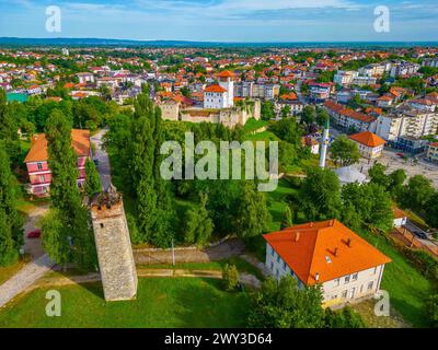 Uhrenturm in der bosnischen Stadt Gradacac Stockfoto