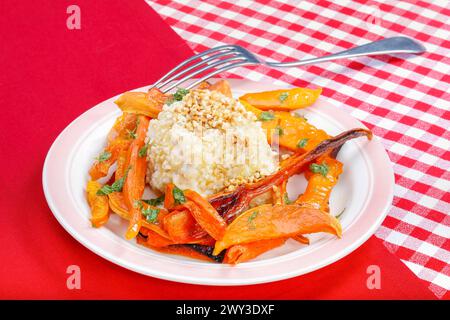 Süddeutsche Küche, Butternusskürbis, Butternusskürbis, gebackener Kürbis mit Ziegenkäse, Käse in Nusskruste, Nussüberzug, Gemüse auf A geschnitten Stockfoto