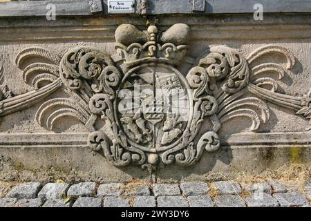 Wappen, Steinrelief am Brunnen, Schild kein Trinkwasser, Schrift, Briefe, Schloss Winnental, erbaut im 15. Jahrhundert von den Deutschen Stockfoto