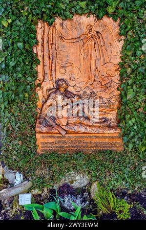 Grabstein mit Efeu verwoben, der einen Soldaten mit Eisernem Kreuz darstellt, Allgäuer, Schwaben, Bayern, Deutschland Stockfoto