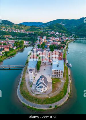 Blick auf Andricgrad bei Sonnenaufgang in Bosnien und Herzegowina Stockfoto