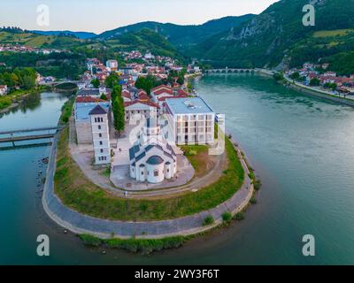 Blick auf Andricgrad bei Sonnenaufgang in Bosnien und Herzegowina Stockfoto