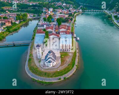 Blick auf Andricgrad bei Sonnenaufgang in Bosnien und Herzegowina Stockfoto