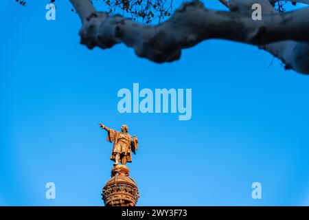 Kolumbussäule am Ende der Ramblas zeigt Christoph Kolumbus in Richtung der Neuen Welt, Barcelona, Spanien Stockfoto