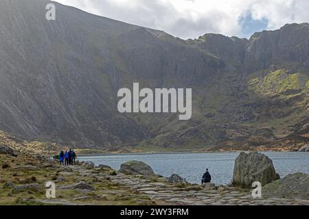 People, Lake Llyn Idwal, Snowdonia National Park in der Nähe von Pont Pen-y-benglog, Bethesda, Bangor, Wales, Großbritannien Stockfoto