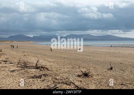 Strand, Menschen, Wolken, Berge, LLanddwyn Bay, Newborough, Isle of Anglesey, Wales, Großbritannien Stockfoto