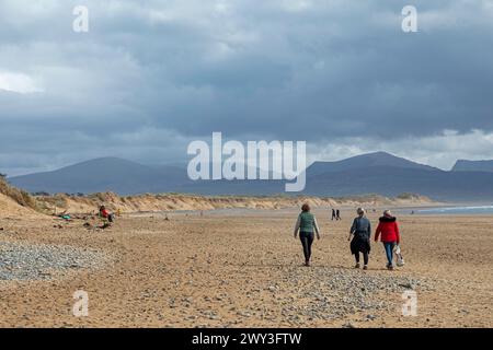 Strand, Menschen, Wolken, Berge, LLanddwyn Bay, Newborough, Isle of Anglesey, Wales, Großbritannien Stockfoto