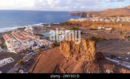 Aus der Vogelperspektive auf die Stadt Agaete und ihren Puerto de las Nieves bei Sonnenuntergang im Sommer auf Gran Canaria. Spanien Stockfoto