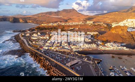 Aus der Vogelperspektive auf die Stadt Agaete und ihren Puerto de las Nieves bei Sonnenuntergang im Sommer auf Gran Canaria. Spanien Stockfoto