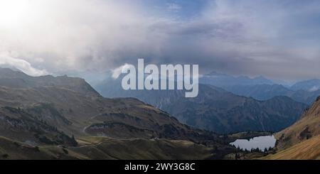 Bergpanorama von Zeigersattel bis Seealpsee, links Hoefats 2259m, Allgäuer Alpen, Allgäuer, Bayern, Deutschland Stockfoto