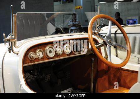 Museum, Mercedes-Benz Museum, Stuttgart, Innenansicht eines Oldtimers mit hölzernem Armaturenbrett und Lenkrad, Mercedes-Benz Museum, Stuttgart Stockfoto