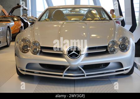 Museum, Mercedes-Benz Museum, Stuttgart, Vorderansicht eines silbernen Mercedes-Benz SLR McLaren in einem Ausstellungsraum, Mercedes-Benz Museum, Stuttgart Stockfoto