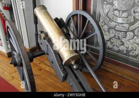 Schloss Langenburg, alte Bronzekanone auf Holzrahmen mit Gravur von 1678, Schloss Langenburg, Baden-Württemberg, Deutschland Stockfoto