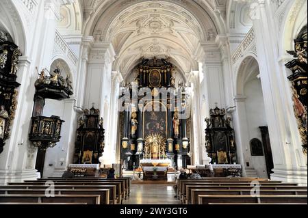 St. Pauls Pfarrkirche, die erste Kirche wurde der St. geweiht Paul um 1050, Passau, Blick durch das Kirchenschiff auf den herrlichen Gipfel Stockfoto