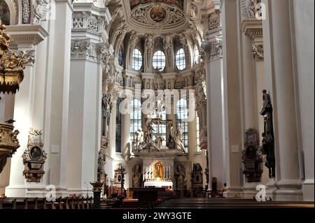 Stephansdom, Passau, prächtige Barockkirche mit reich verziertem Altarbereich, Stephansdom, Passau, Bayern, Deutschland Stockfoto