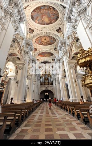 Stephansdom, Passau, Innenansicht einer barocken Kirche mit Gewölbedecke und Fresken, Stephansdom, Passau, Bayern, Deutschland Stockfoto