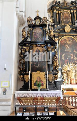 St. Pauls Pfarrkirche, die erste Kirche wurde um 1050 St. Paulus geweiht, Passau, Ein reich verzierter barocker Seitenaltar mit Statuen Stockfoto