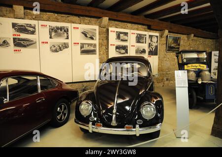 Deutsches Automuseum Langenburg, Ein schwarzer, klassischer Volkswagen-Käfer, der in einem historischen Ausstellungsraum, dem Deutschen Automuseum Langenburg, parkt Stockfoto