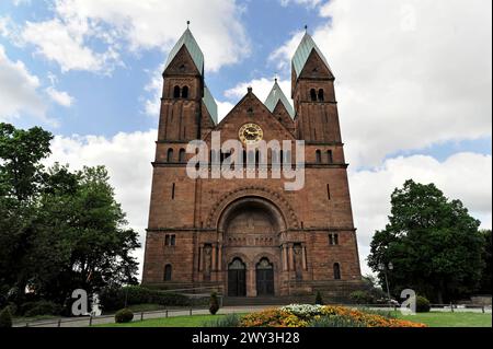 Erlöserkirche, Baubeginn 1903, Bad Homburg v. d. Hoehe, Hessen, neoromanische Kirche mit zwei Türmen vor bewölktem Himmel Stockfoto