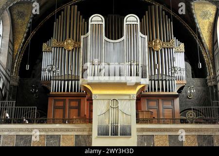 Erlöserkirche, Baubeginn 1903, Bad Homburg v. d. Hoehe, Hessen, große Orgel mit Goldschmuck auf einem Balkon in einer Kirche Stockfoto