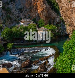 Blagaj Tekke - Historisches Sufi-Kloster, erbaut auf den Klippen am Wasser in Bosnien und Herzegowina Stockfoto