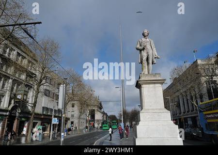 Das Sir John Gray Monument in der O'Connell Street mit dem Turm im Hintergrund. Dublin, Irland Stockfoto