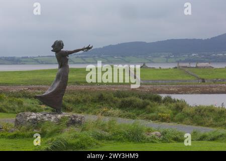 Eine Aufnahme von Niall Brutons herausragender Statue, Warten auf dem Ufer, zeigt eine Frau mit ausgestreckten Armen in Anerkennung derer, die die Segel auf dem Schiff segelten Stockfoto