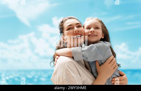 Glückliche Familie in der Natur. Mutter und Kind haben Spaß und genießen Sommertage. Stockfoto