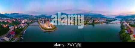 Blick auf Andricgrad bei Sonnenaufgang in Bosnien und Herzegowina Stockfoto