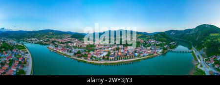 Blick auf Andricgrad bei Sonnenaufgang in Bosnien und Herzegowina Stockfoto