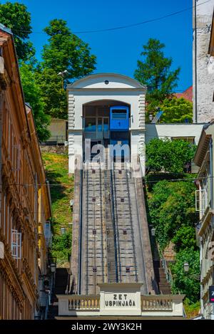 Blick auf die Zagreb-Seilbahn an einem sonnigen Tag in Kroatien Stockfoto