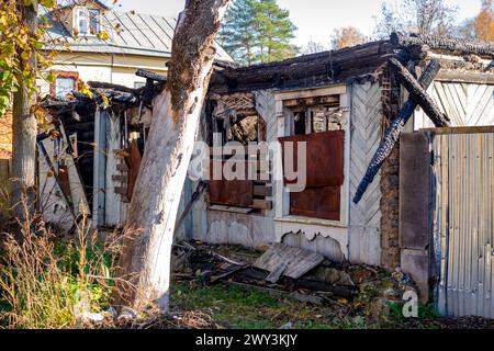 Altes Holzhaus nach einem Brand in Borowsk, Russland. Oktober 2018 Stockfoto