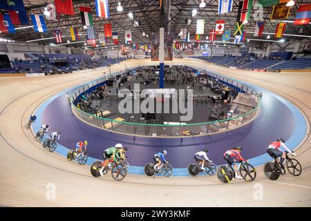 Los Angeles, Kalifornien, USA. April 2024. Das Frauen-Scratch-Rennen auf der Rennstrecke des VeloSports Center in Carson, CA. Quelle: Casey B. Gibson/Alamy Live News Stockfoto