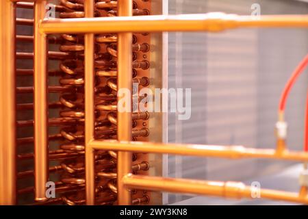 Nahaufnahme des Wärmetauschers mit Kupferrohren. Industrielle Klimaanlagen, HLK-System. Selektiver Fokus. Stockfoto