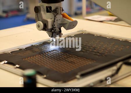 Automatische CNC-Drehkopf-Muster-Schablone Nähmaschine. Selektiver Fokus. Stockfoto
