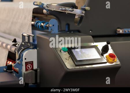 Industrielles Bedienfeld mit Touchscreen und Joystick. Maschinen für die Textilindustrie. Selektiver Fokus. Stockfoto