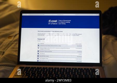 London, Großbritannien. April 2024. Ein Laptop-Bildschirm zeigt eine Website der Labour Party, auf der die Höhe der Regierungsausgaben unter Rishi Sunak in London kritisiert wird. ëCost of Chaosí, der einen Monat vor den Kommunalwahlen am 2. Mai gestartet wurde, will die Kosten für Entscheidungen des Premierministers, einschließlich der Abschaffung des nördlichen Teils des Eisenbahnprojekts HS2, zählen. Quelle: SOPA Images Limited/Alamy Live News Stockfoto