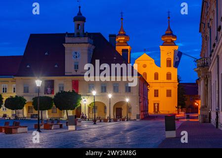 Blick auf den Sonnenuntergang des Archäologischen Museums Osijek in Kroatien Stockfoto