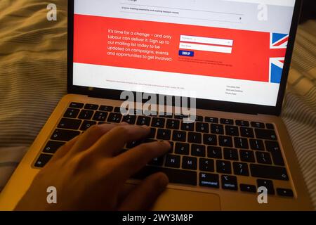 London, Großbritannien. April 2024. Ein Laptop-Bildschirm zeigt eine Website der Labour Party, auf der die Höhe der Regierungsausgaben unter Rishi Sunak in London kritisiert wird. ëCost of Chaosí, der einen Monat vor den Kommunalwahlen am 2. Mai gestartet wurde, will die Kosten für Entscheidungen des Premierministers, einschließlich der Abschaffung des nördlichen Teils des Eisenbahnprojekts HS2, zählen. (Foto: Tejas Sandhu/SOPA Images/SIPA USA) Credit: SIPA USA/Alamy Live News Stockfoto