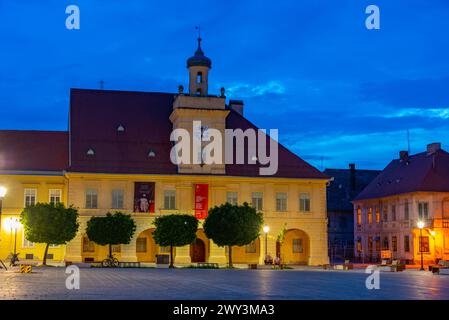 Blick auf den Sonnenuntergang des Archäologischen Museums Osijek in Kroatien Stockfoto