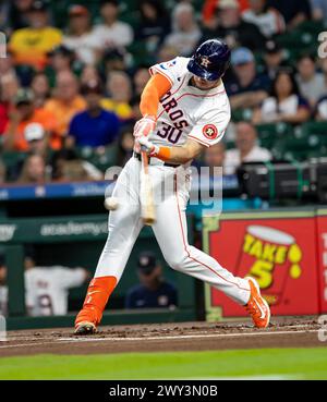 Houston, Texas, USA. April 2024. Der Astros-Outfield KYLE TUCKER (30) schwingt am Mittwoch im Minute Maid Park in Houston, Texas. (Kreditbild: © Domenic Grey/ZUMA Press Wire) NUR REDAKTIONELLE VERWENDUNG! Nicht für kommerzielle ZWECKE! Stockfoto