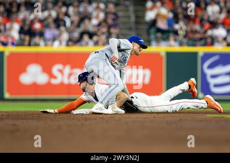 Houston, Texas, USA. April 2024. Astros-Outfield CHAS MCCORMICK (20) stiehlt am Mittwoch die zweite Basis im Minute Maid Park in Houston, Texas. (Kreditbild: © Domenic Grey/ZUMA Press Wire) NUR REDAKTIONELLE VERWENDUNG! Nicht für kommerzielle ZWECKE! Stockfoto