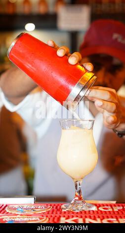 25. März 2023, Pune, Maharashtra, Indien. Der Barkeeper gießt ein Pina Colada alkoholisches Getränk aus Stockfoto