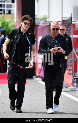 Suzuka, Japan. April 2024. (L bis R): Jack Doohan (aus) Alpine F1 Team Reserve Driver mit seinem Vater Mick Doohan (aus). Formel-1-Weltmeisterschaft, Rd 4, großer Preis von Japan, Donnerstag, 4. April 2024. Suzuka, Japan. Quelle: James Moy/Alamy Live News Stockfoto