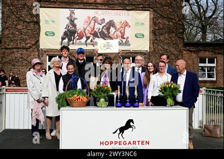 Die Rennbahn Berlin-Hoppegarten hat in diesem Jahr die Ehre, den „Galopper des Jahres“ Fantastic Moon, einen vierjährigen Hengst der Besitzergemeinsch Stockfoto