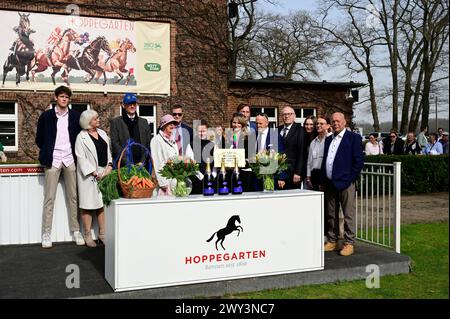 Die Rennbahn Berlin-Hoppegarten hat in diesem Jahr die Ehre, den „Galopper des Jahres“ Fantastic Moon, einen vierjährigen Hengst der Besitzergemeinsch Stockfoto