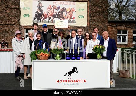 Die Rennbahn Berlin-Hoppegarten hat in diesem Jahr die Ehre, den „Galopper des Jahres“ Fantastic Moon, einen vierjährigen Hengst der Besitzergemeinsch Stockfoto