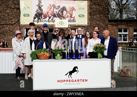 Die Rennbahn Berlin-Hoppegarten hat in diesem Jahr die Ehre, den „Galopper des Jahres“ Fantastic Moon, einen vierjährigen Hengst der Besitzergemeinsch Stockfoto