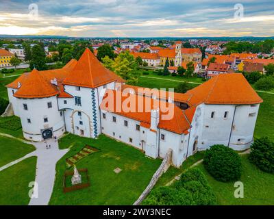 Blick aus der Vogelperspektive auf die kroatische Stadt Varazdin mit weißer Festung, die ein Stadtmuseum beherbergt Stockfoto