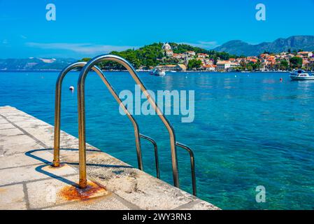 Metalltreppen führen in Cavtat, Kroatien, zur Adria Stockfoto